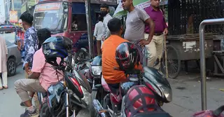 জ্বালানি সংকটে আয় কমে অর্ধেক; রাইড শেয়ারিং পেশা ছাড়ছেন চালকরা